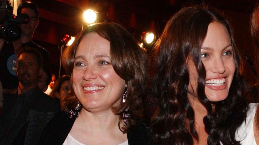 Marcheline Bertrand, Angelina Jolie und Jacqueline Bisset im Juli 2001 in West Hollywood