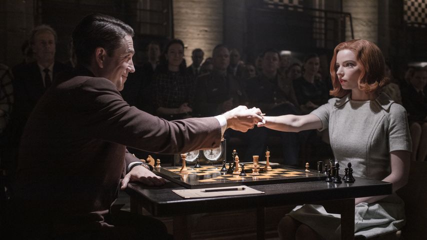 Marcin Dorociński und Anya Taylor-Joy in "Das Damengambit"