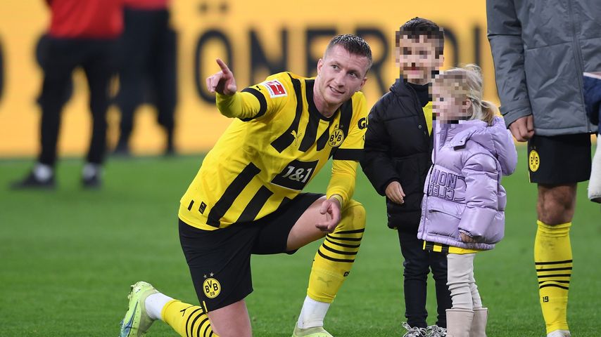 Marco Reus mit seiner Tochter im Signal Iduna Park im November 2022