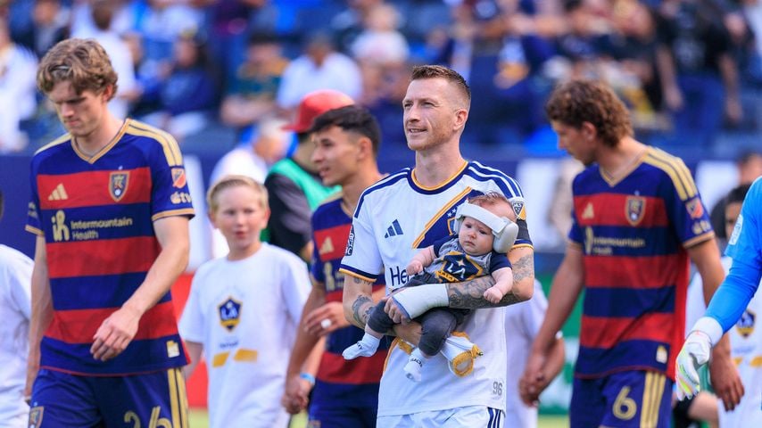 Sein Nachwuchs? Marco Reus entzückt Stadion mit Baby im Arm