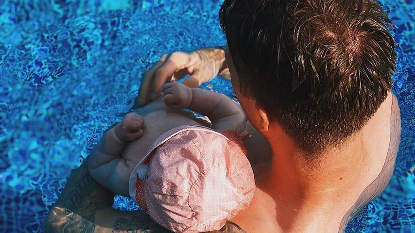 Marco Reus mit seinem Kind