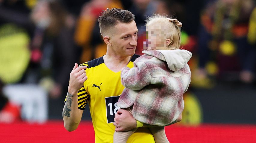 Marco Reus mit seiner Tochter im Signal Iduna Park in Dortmund, Oktober 2021