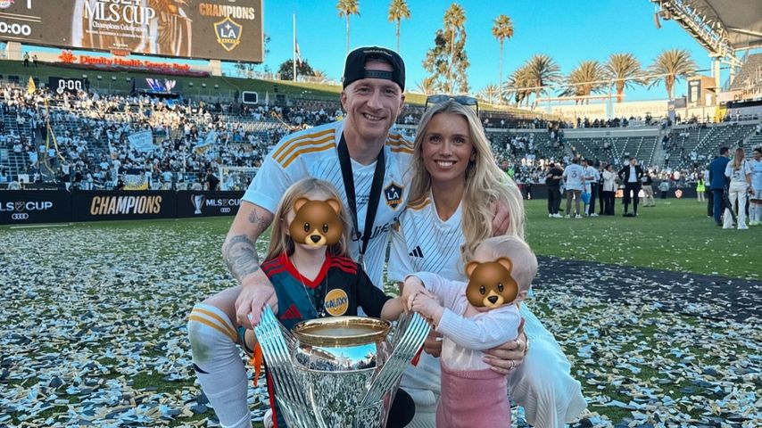 Marco Reus und Scarlett Gartmann-Reus mit ihren zwei Töchtern