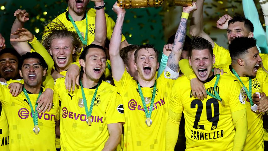 Marco Reus und seine BVB-Teamkollegen nach dem Sieg des DFB-Pokals, Mai 2021