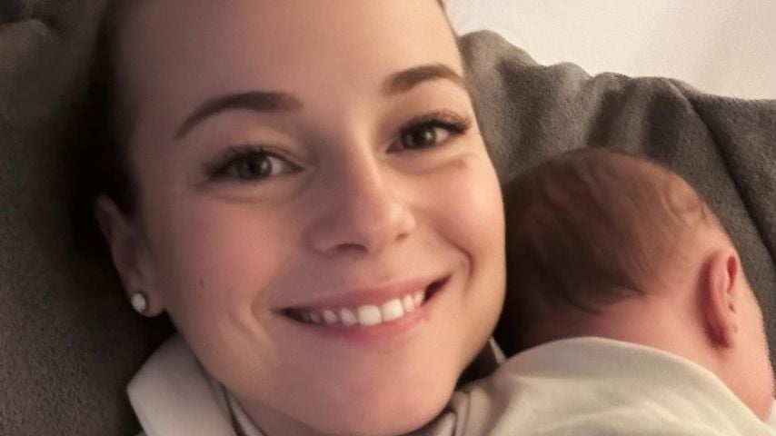 Mareike Schneider mit ihrer Tochter im Dezember 2023