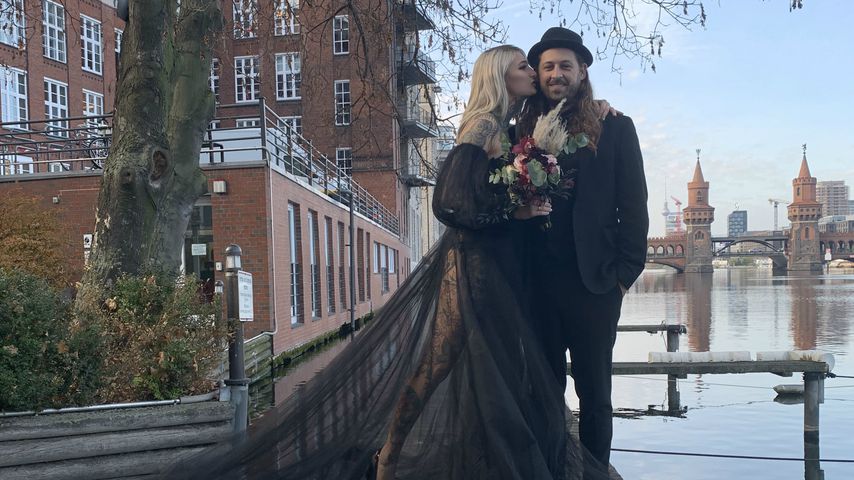 Mareike und Philipp kurz nach ihrer standesamtlichen Trauung in Berlin