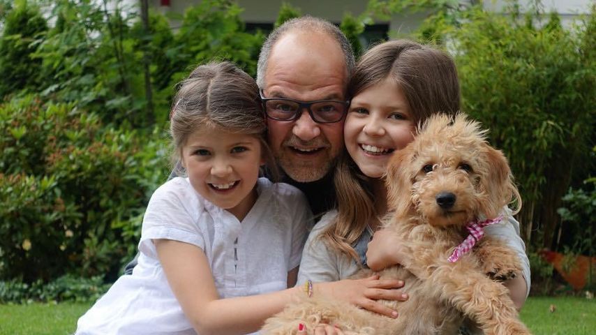 Marek Erhardt mit seinen Töchtern und Familienhund, 2015