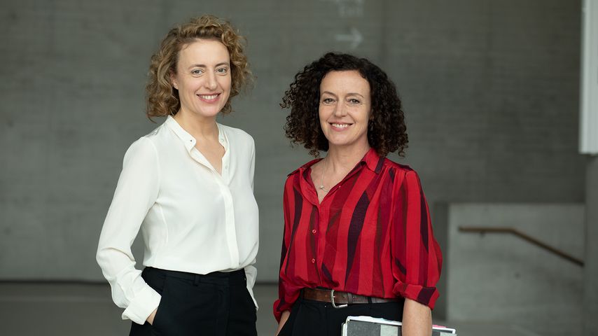 Maren Eggert und Maria Schrader, Hauptdarstellerin und Regisseurin des Films "Ich bin dein Mensch"