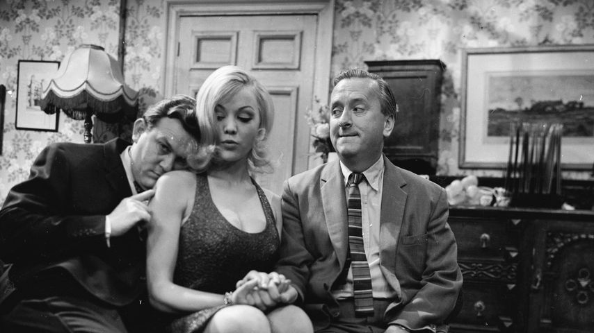 Margaret Nolan sitzt zwischen Terry Scott und Hugh Lloyd, Schauspieler