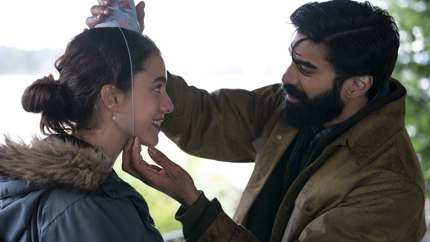 Margaret Qualley (Alex) und Raymond Ablack (Nate) in "Maid"