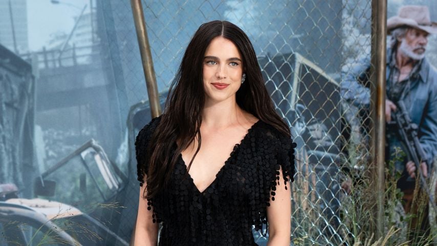 Margaret Qualley läuft fast barfuß über den roten Teppich
