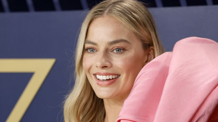 "Trinkt für mich": Schwangere Margot Robbie spendiert Drinks