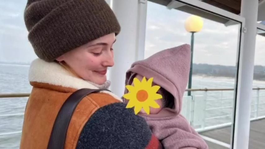 Maria Ehrich und ihre Tochter im November 2022