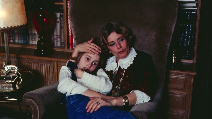 Maria Schell mit ihrer Tochter Marie Theres Relin im Wohnzimmer, um 1976