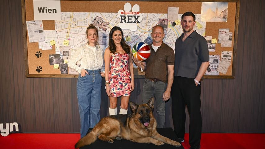 Marie Burchard, Doris Golpashin, Maximilian Brückner, Ferdinand Seebacher und Hund Rex beim "Kommissar Rex"-Photocall