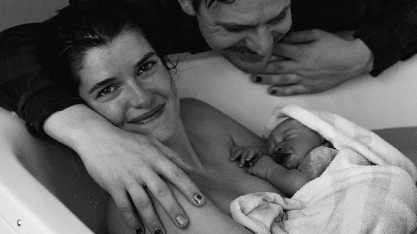 Marie Nasemann und Sebastian Tigges mit ihrer Tochter, Oktober 2021