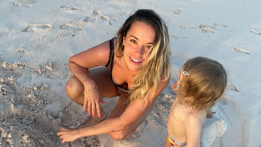 Marina Hoermanseder am Strand mit ihrer Tochter