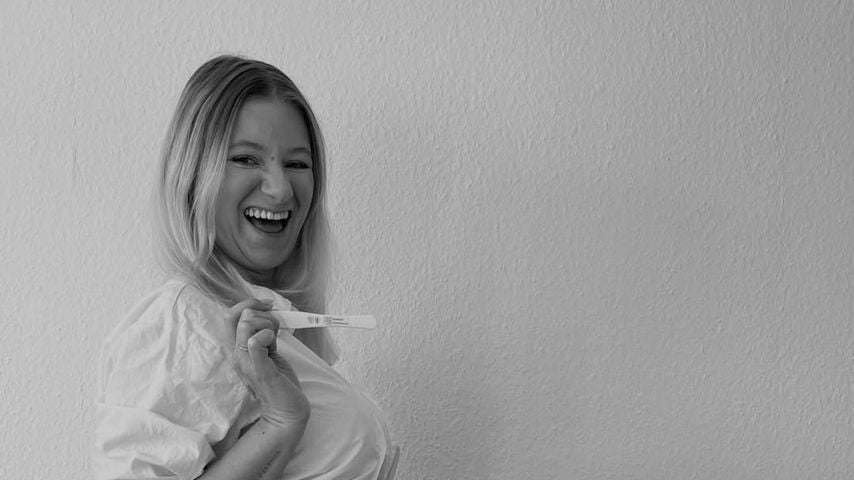 Marina und Robert von "Hochzeit auf den ersten Blick" posieren mit Schwangerschaftstest im März 2026