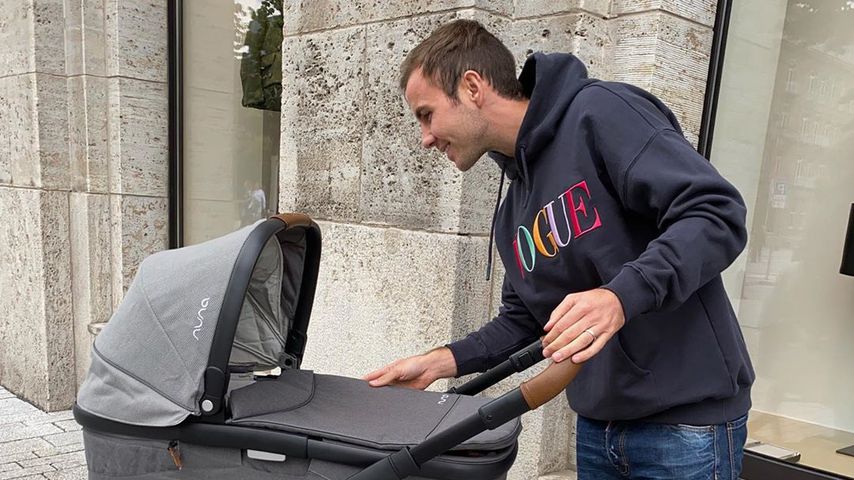 Mario Götze bei einem Spaziergang mit seinem Sohn Rome