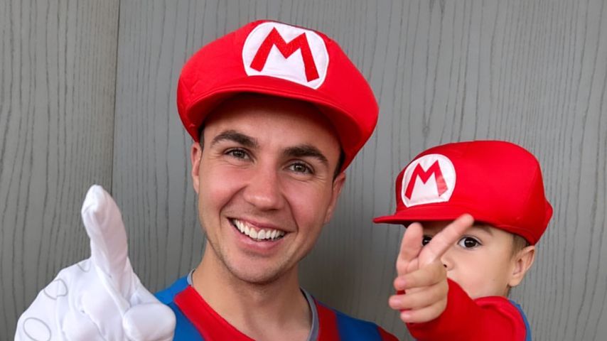 Mario Götze und Rome tragen an Halloween Nintendo-Klassiker