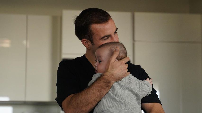 Mario Götze mit seinem Sohn Rome im November 2020