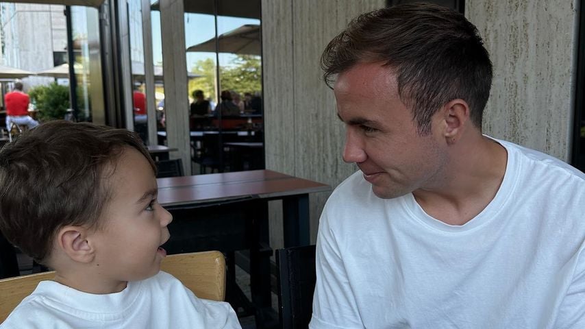 Mario Götze mit seinem Sohn Rome im September 2023