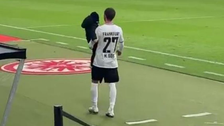 Mario Götze mit seinem Sohn Rome im März 2023