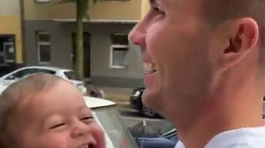 Mario Götze mit seinem Sohn Rome