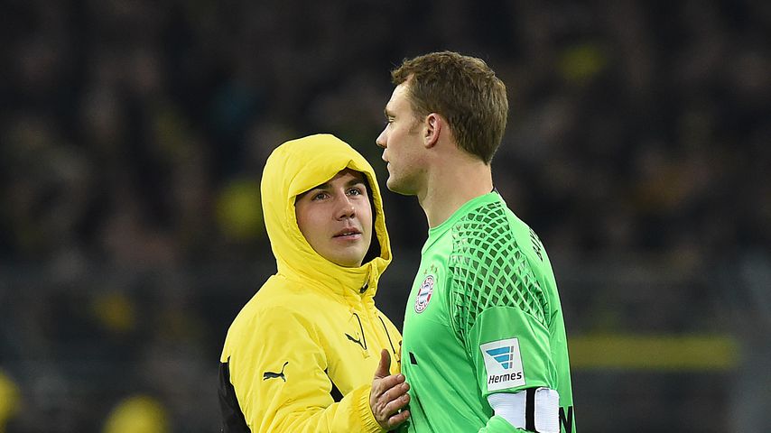 Mario Götze und Manuel Neuer nach einem Bundesligaspiel zwischen dem FC Bayern und Borussia Dortmund