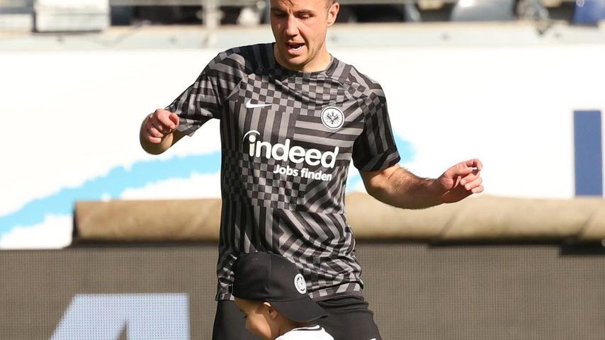 Wie süß! Mario Götze spielt mit seinem Sohn Rome Fußball