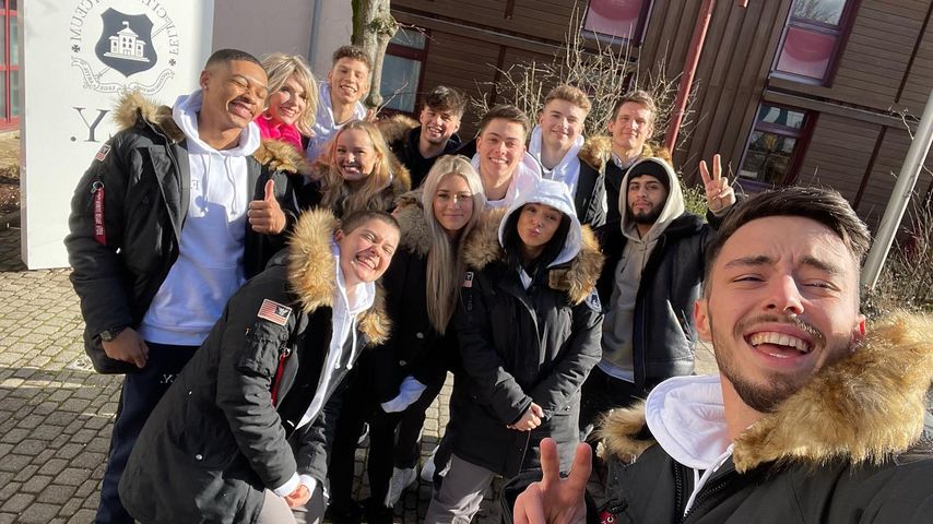 Mario Novembre mit dem "Das Internat"-Cast im Februar 2022