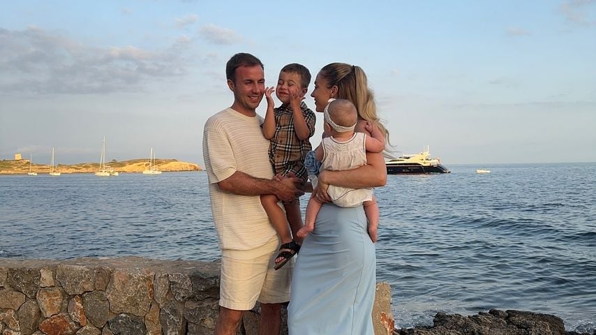 Mario und Ann-Kathrin Götze mit ihren Kindern, Juli 2024