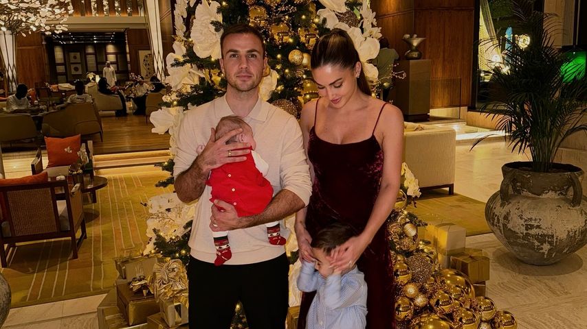 Mario und Ann-Kathrin Götze mit ihren Kindern, 2023