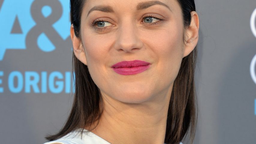 Grüne Hölle! Marion Cotillard mit Lätzchen-Look
