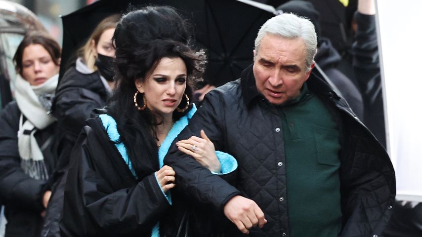 Marisa Abela und Eddie Marsan als Amy Wine house und Mitch Winehouse am Set von "Back to Black"