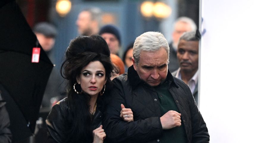 Marisa Abela und Eddie Marsan am Set von "Back To Black"