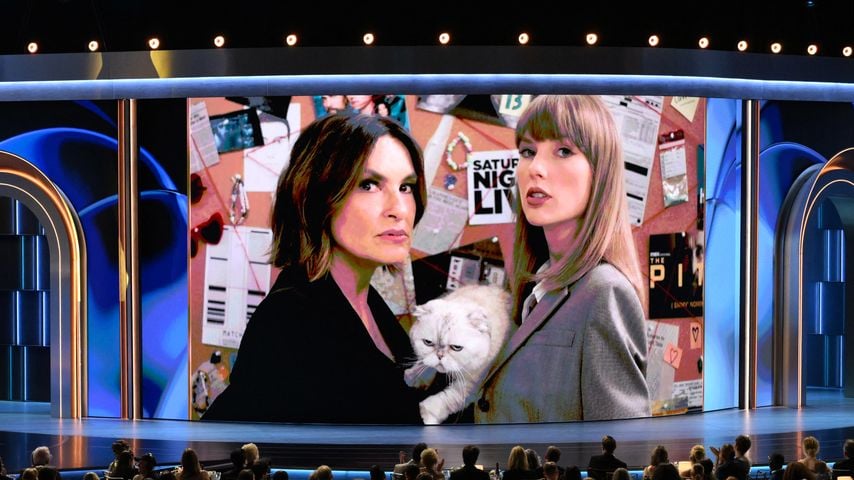 Mariska Hargitay und Taylor Swift mit Katze Olivia Benson auf der Leinwand bei den 78. Primetime Emmy Awards in Los Angeles