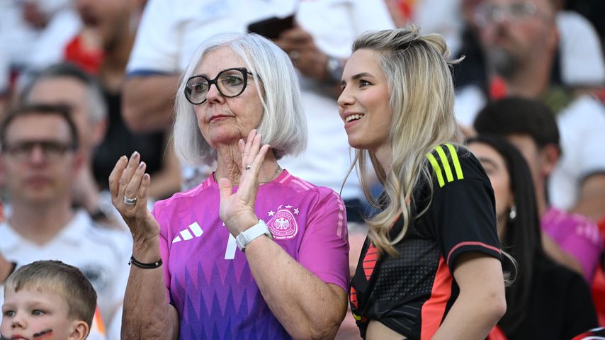 Manuel Neuers Mutter und Partnerin feuern ihn gemeinsam an