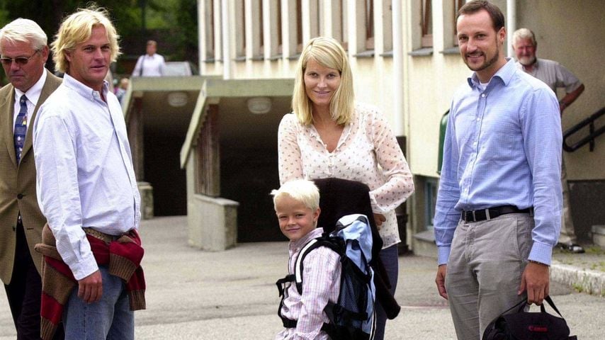 Marius Borg Høiby mit seiner Mutter Mette-Marit, Kronprinz Haakon und Vater Morten Borg am ersten Schultag an der Jansløkka-Schule in Asker, 2003