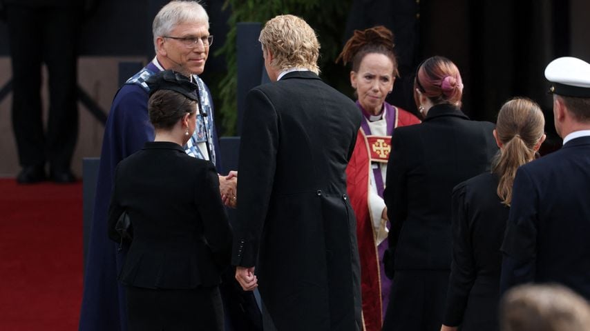Marius Borg Høiby wird vor dem Osloer Dom von Olav Fykse Tveit und Sunniva Gylver zur Ankunft des Sargs von König Harald V begrüßt