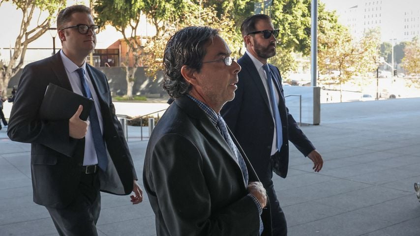 Dr. Mark Chavez und sein Anwalt Matthew Binninger treffen zur Urteilsverkündung am Bundesgericht in Los Angeles ein