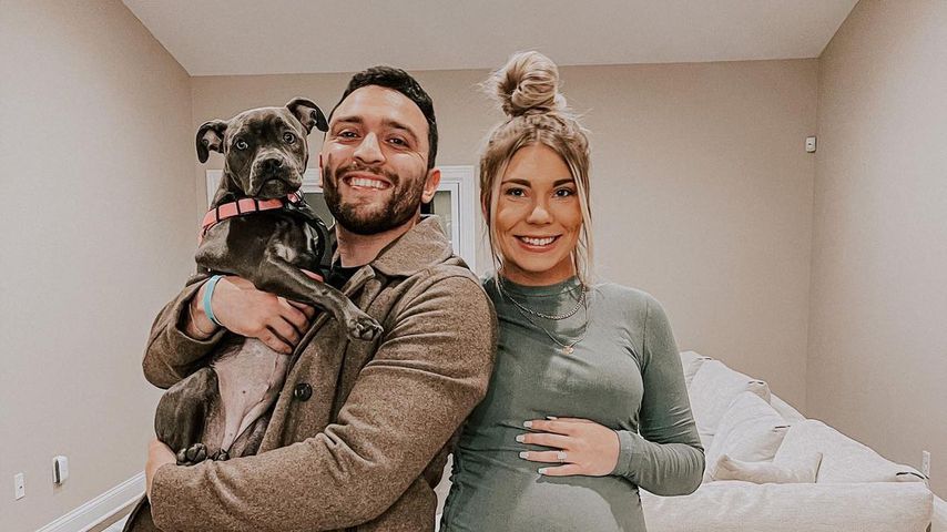 Mark Cuevas und seine Verlobte Aubrey Rainey mit ihrem Hund