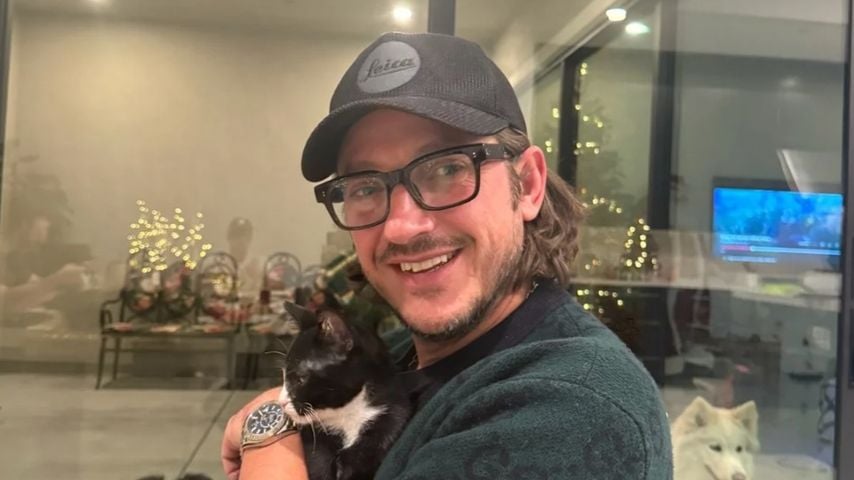 Balle Thornes Verlobter Mark Emms mit Kater Frankie, Dezember 2025