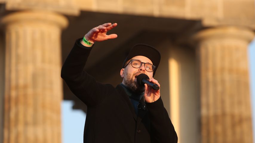 Mark Forster vor dem Brandenburger Tor