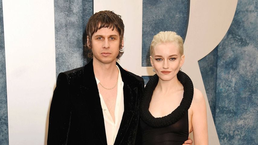 Mark Foster und Julia Garner bei der Vanity Fair Oscar Party 2023 in Beverly Hills