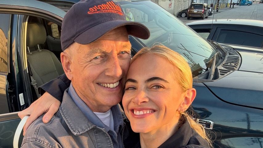 Mark Harmon und Emily Wickersham am Set von "NCIS: Origins"