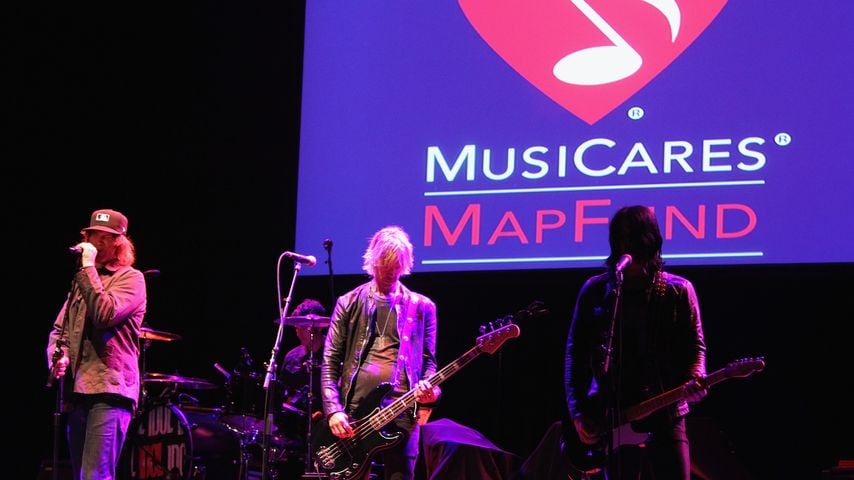 Mark Lanegan mit anderen Musikern bei einem Konzert