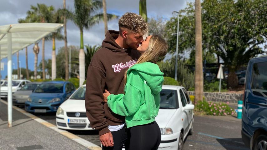 Noch glücklich: "Love Island"-Mark und Cindy teilen Kussfoto