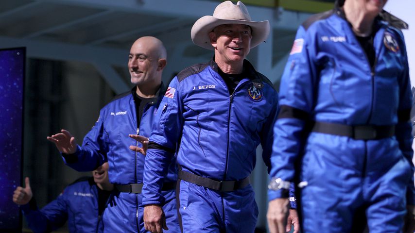 Mark und Jeff Bezos nach ihrem Flug ins Weltall