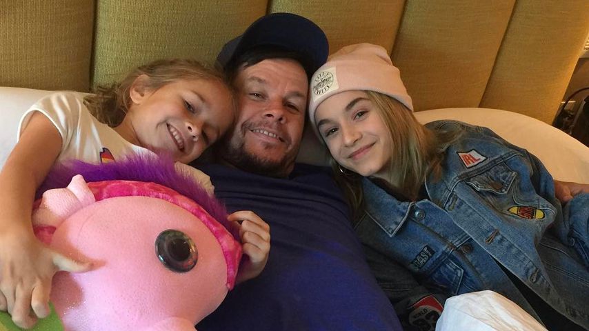 Mark Wahlberg mit seinen Töchtern Grace und Ella im Januar 2017